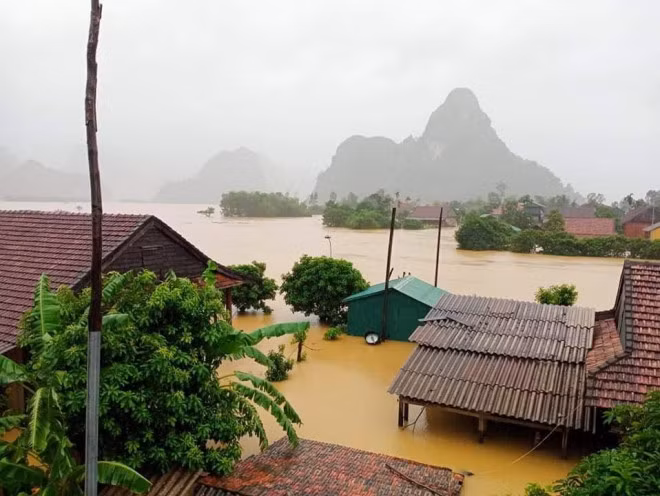 Lũ trên các sông ở Quảng Bình, Quảng Trị đang lên nhanh, nhiều nơi đều đã vượt mốc lũ lịch sử