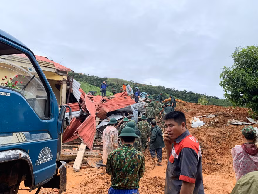 Các lực lượng đang tổ chức tìm kiếm cứu nạn tại vụ sạt lở ở đoàn kinh tế 337 (Quảng Trị)