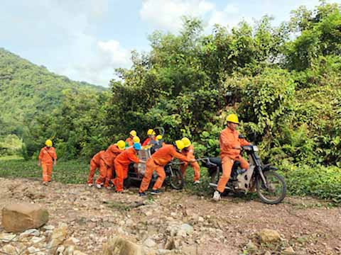Công nhân Điện lực Quảng Ninh huy động nhân lực khắc phục sự cố sét đánh gây hỏng lưới điện các huyện đảo trong thời gian sớm nhất