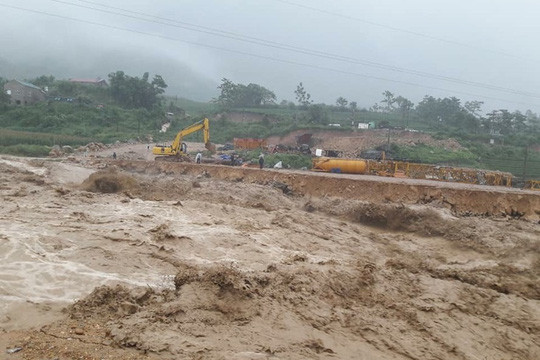 Mưa lũ làm chia cắt, mất điện tại nhiều huyện, xã