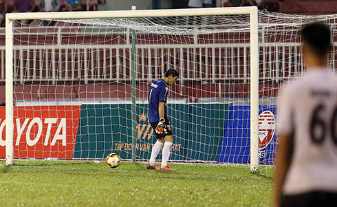 Minh Nhựt bỏ bóng trong tình huống Long An bị phạt đền.