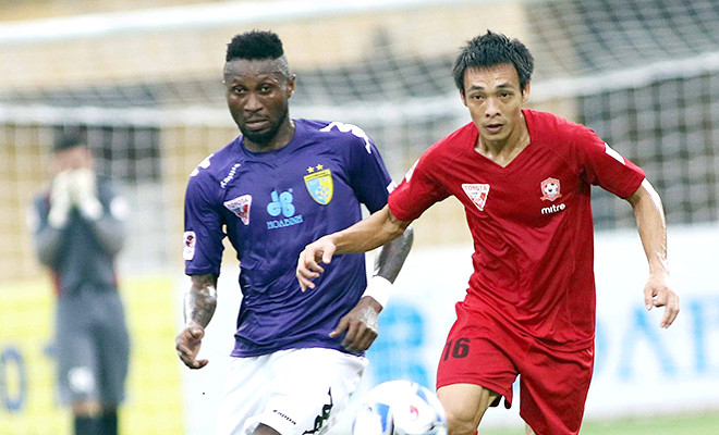 Samson (trái) nhận án phạt cấm thi đấu 2 trận từ VFF.