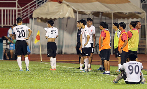 Cầu thủ Long An ra đường biên phản ứng trọng tài. (ảnh T. Đồng)