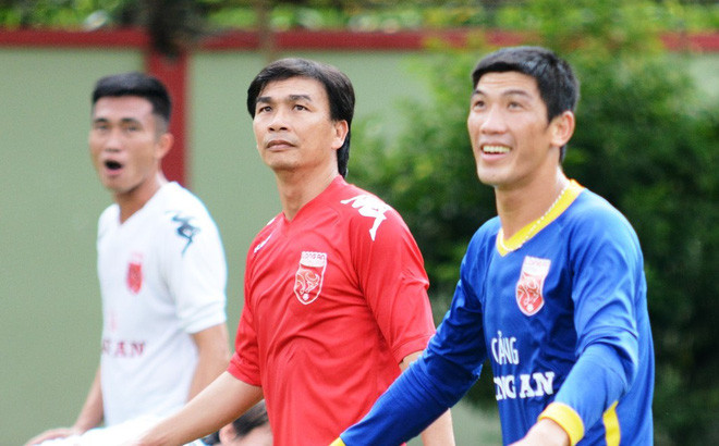 Ông Phan Văn Giàu (giữa) và thủ thành Minh Nhựt (phải).