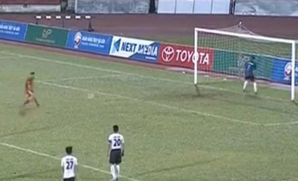 Tờ Mirror đưa hình ảnh kèm chú thích hài hước "Đừng quay lưng lại với tôi!"