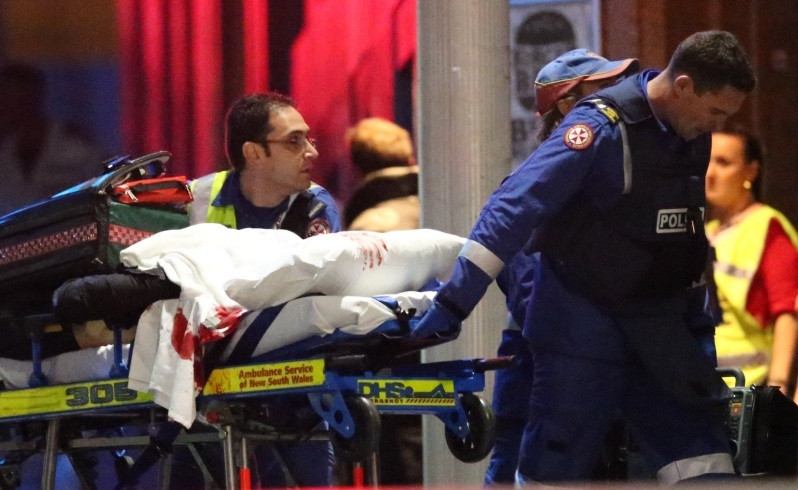 Nhân viên y tế nhanh chóng cấp cứu các con tin bị thương.