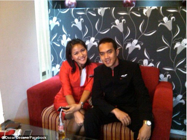 Oscar Desano (phải), một trong 4 tiếp viên trên máy bay mất tích