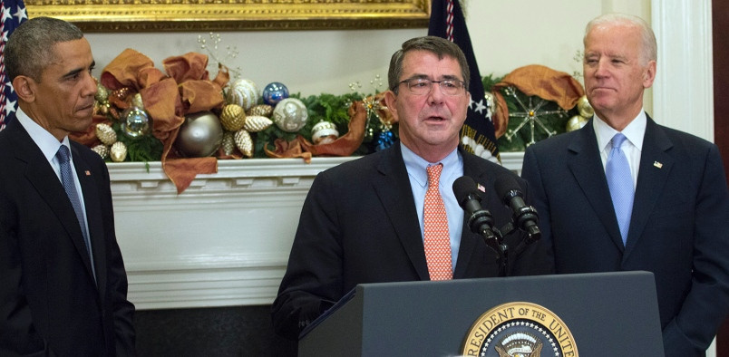 Từ trái sang: Tổng thống Barack Obama, ông Ashton Carter, phó tổng thống Joe Biden 