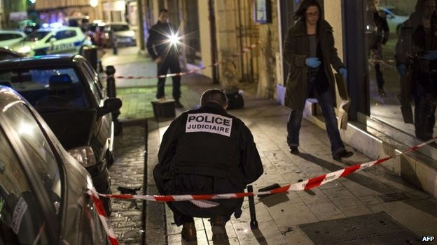 Cảnh sát Pháp phong tỏa hiện trường.