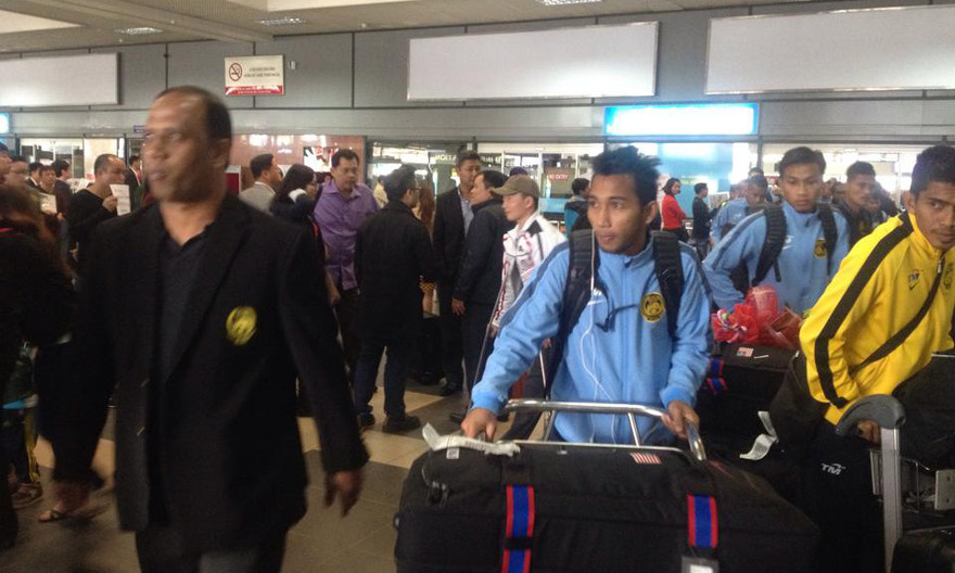 HLV Dollah Salleh và các cầu thủ Malaysia tại Nội Bài trưa nay