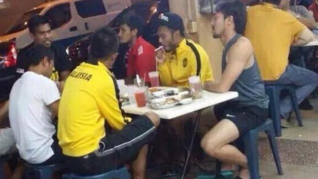 Cảnh Safee Sali hút thuốc nơi công cộng ở Singapore