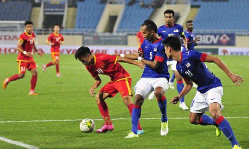 Văn Quyết trong vòng vây các cầu thủ Malaysia ở Shah Alam