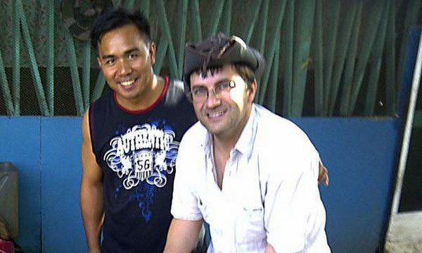 Con tin người Thụy Sĩ Lorenzo Vinciguerra (phải) trước khi bị bắt cóc 