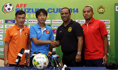 Ông Dollah Salleh bắt tay HLV Toshiya Miura của Việt Nam