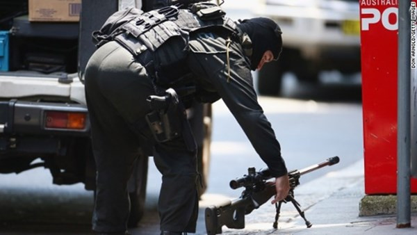 Lính bắn tỉa được trang bị vũ khí hiện đại, có mặt tại hiện trường.