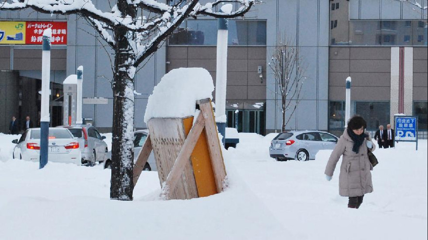 Tuyết phủ kín một số con đường Nhật Bản.