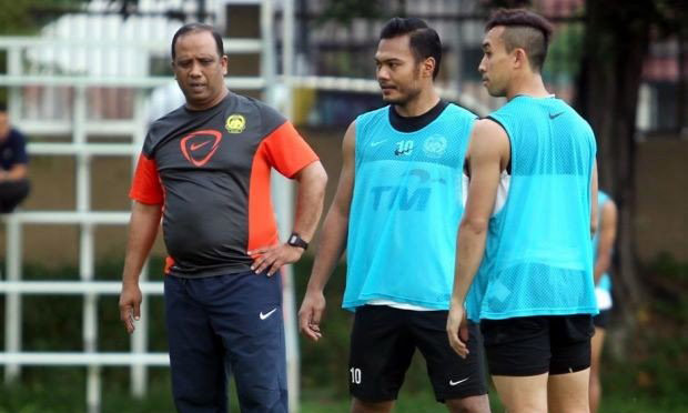 Safee Sali (giữa) và HLV Dollah Salleh trong buổi tập của đội tuyển Malaysia
