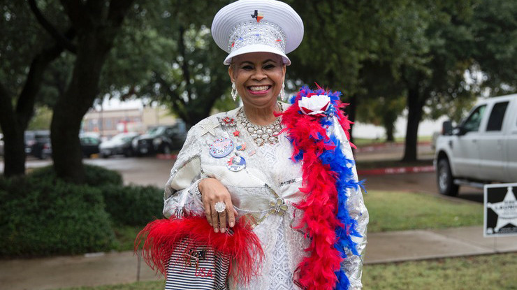 Trang phục mang phong cách vũ hội của một cử tri.