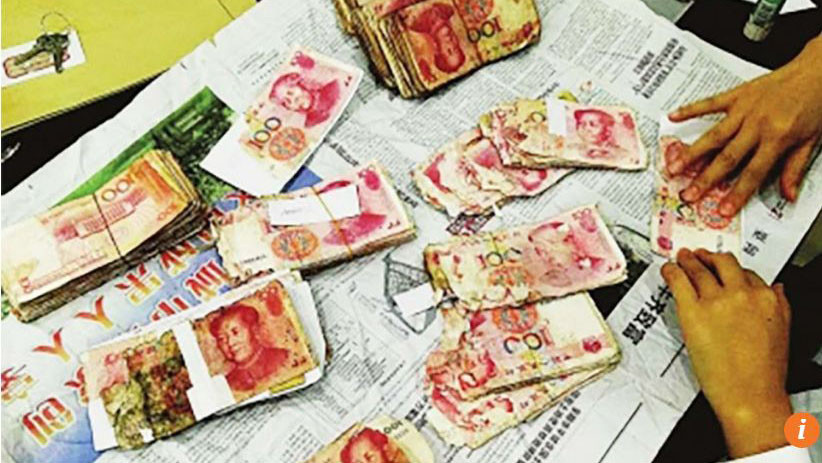 Số tiền tiết kiệm của lão nông bị mục nát sau nhiều năm giấu trong tường nhà.