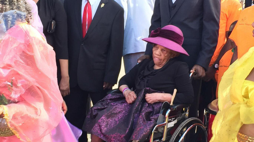 Cụ Desiline Victor, 106 tuổi đi bầu cử sớm cho ứng viên đảng Dân chủ Hillary Clinton