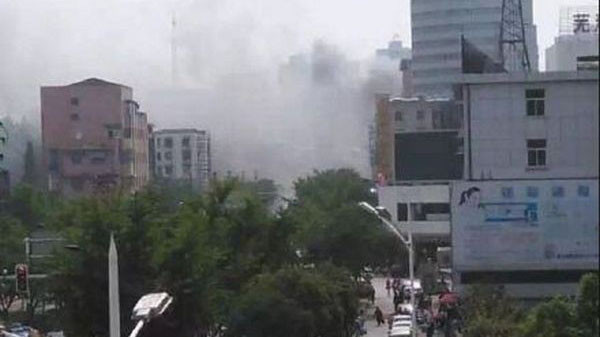 Khói bốc lên mịt mù từ vụ cháy, nổ.