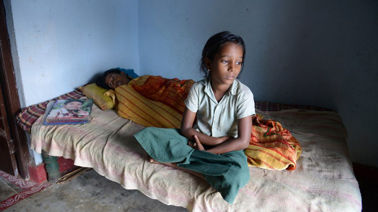 Cả ngôi làng Peddakunta hầu hết chỉ còn phụ nữ, trẻ em và người già