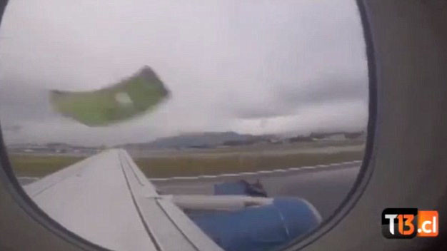 Một phần động cơ máy bay bị bật tung.