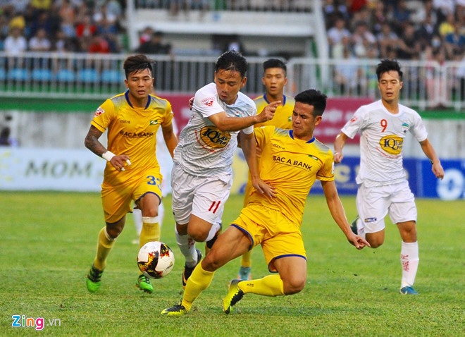 HAGL (áo trắng) trải qua trận thua thứ 4 liên tiếp ở V-League. 