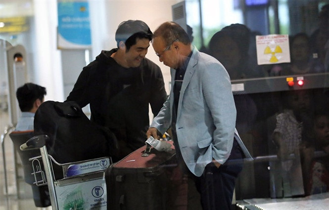 HLV Park Hang Seo (phải) và đại diện người Hàn Quốc ở Việt Nam.