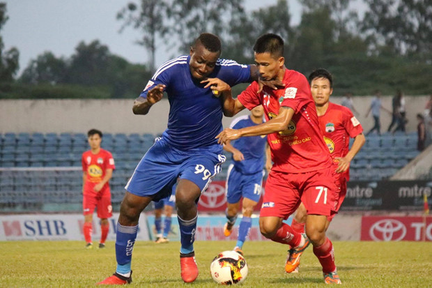 Quảng Nam (áo xanh) bị HAGL cầm hoà 1-1 ngay trên sân nhà.