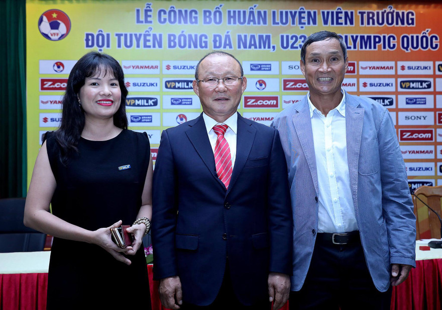 Ông Park Hang Seo (giữa) muốn được hợp tác với HLV Mai Đức Chung.