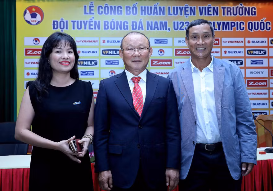 Ông Park Hang Seo (giữa) muốn được hợp tác với HLV Mai Đức Chung.
