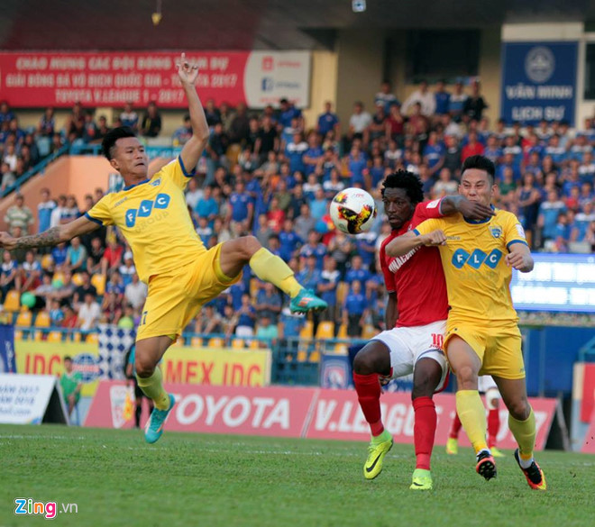 Bằng trận thua Quảng Ninh, FLC Thanh Hoá đã dâng ngôi đầu bảng V-League cho Quảng Nam và CLB Hà Nội.