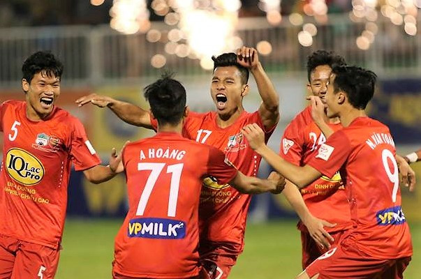 Các cầu thủ HAGL ăn mừng bàn thắng ghi vào lưới CLB Hà Nội trong chiến thắng 3-2 chiều 27/10.