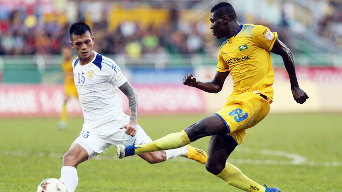 Cầu thủ CLB Sài Gòn (áo trắng) trong trận đấu với SLNA ở lượt trận 20 V-League hôm 1/10.