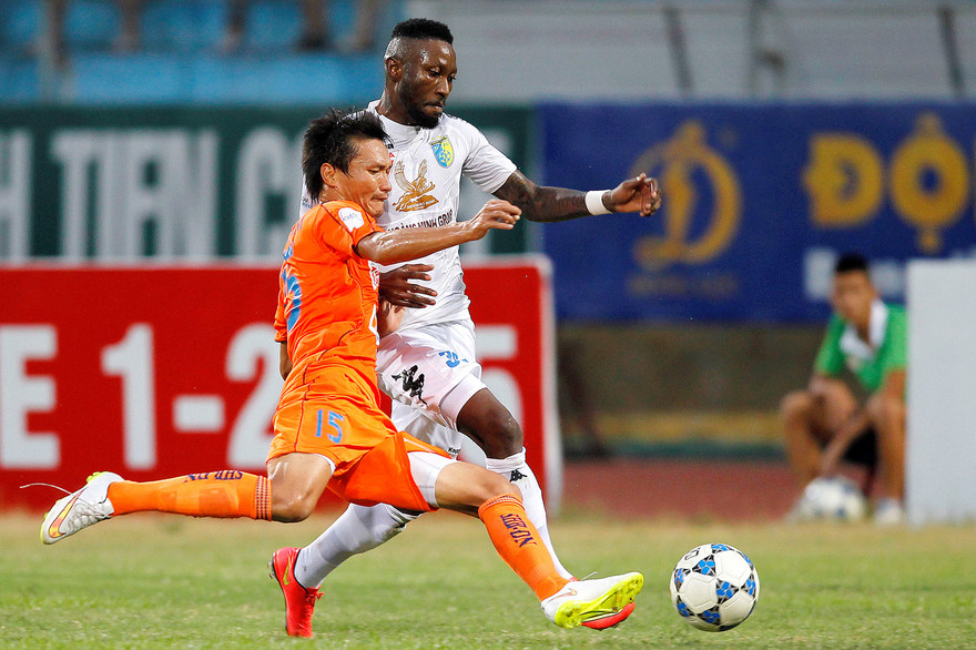 SHB Đà Nẵng (áo cam) sẽ chơi "hết chân" với Quảng Nam chiều nay?