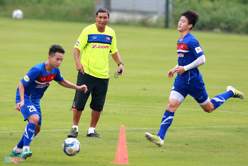 HLV Mai Đức Chung và các cầu thủ Việt Nam ở buổi tập chiều 3/10. 