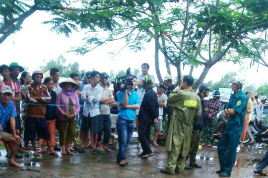 Nhiều người hiếu kỳ xem cơ quan chức năng khám nghiệm tử thi.