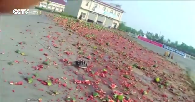 Xe tải mất lái, 30 tấn dưa hấu đổ đầy đường