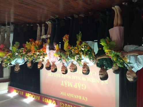 Thứ trưởng, Phó Chủ nhiệm Ủy ban Dân tộc Nông Quốc Tuấn tặng hoa chúc mừng các nhà báo nhân dịp 21/6. Ảnh: N.H.V