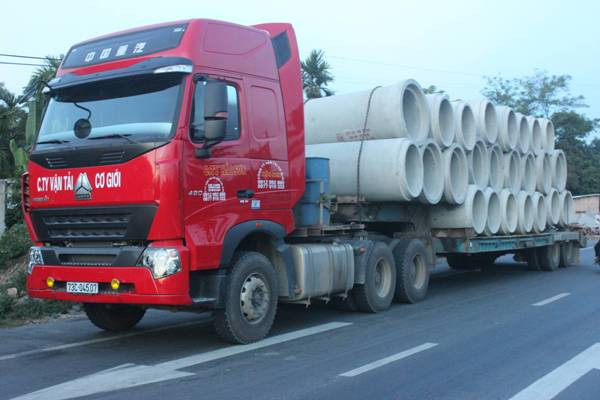 Chiếc xe ô tô đầu kéo BKS 73C - 045.07 chở hàng vượt tải trọng thiết kế lên đến 94,5%.