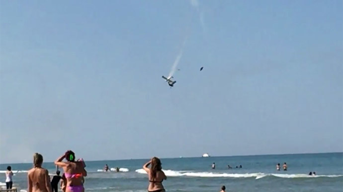 Hai máy bay va chạm trên không. 