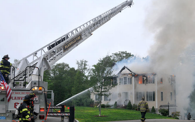 Lực lượng cứu hỏa có mặt tại hiện trường. 
