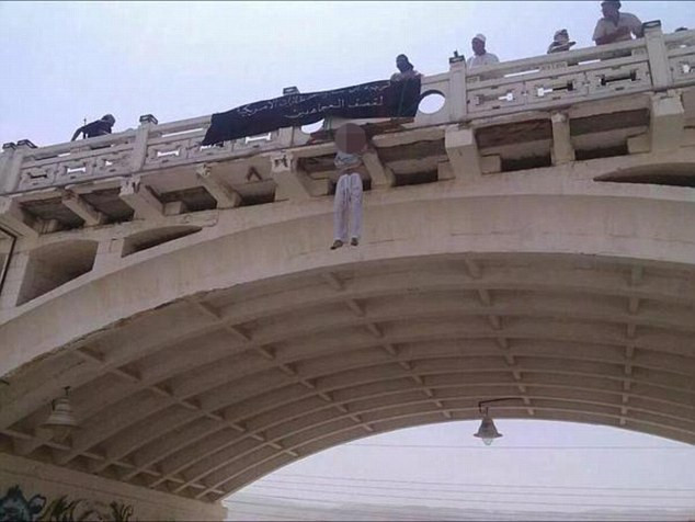 Thi thể nạn nhân bị treo trên cầu. 