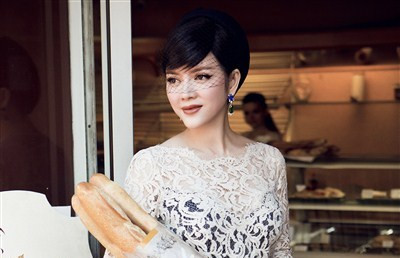 Lý Nhã Kỳ khoe vẻ dịu dàng, đài các trên phố Pháp