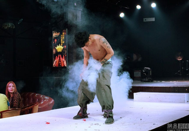 Anh chàng cho dây pháo vào trong quần rồi châm lửa