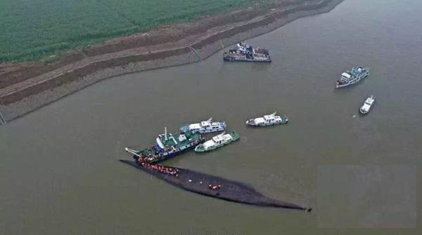 Các lực lượng cứu hộ tiếp cận hiện trường chiếc tàu gặp nạn. Ảnh: Xinhua