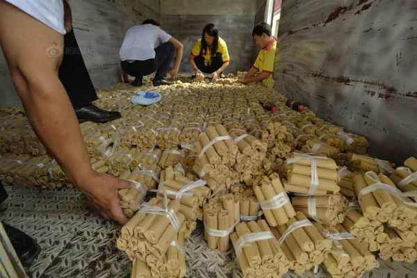 Người đàn ông 'gây sốc' mang 4 tấn tiền xu đi mua ô tô