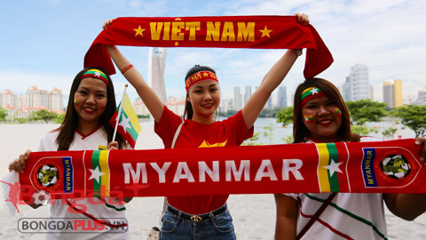 CĐV Việt Nam đọ dáng CĐV Myanmar. 