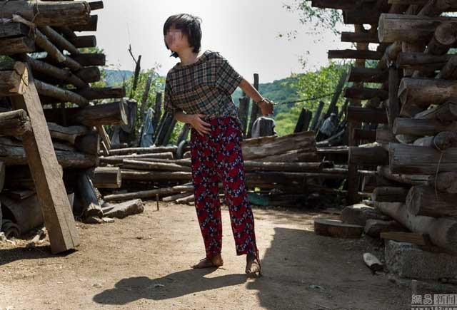 Bố mẹ Xiao buộc phải xích con lại. 